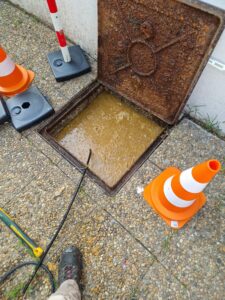 regard d'égout totalement bouché et débordant proche d'une maison à Aix en Provence