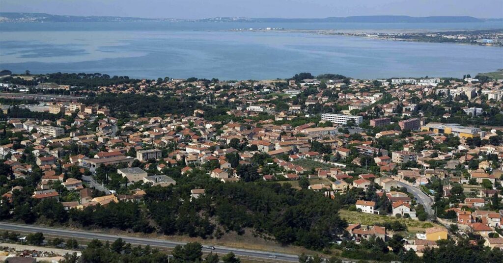 La ville de Rognac prise depuis les hauteurs du plateau